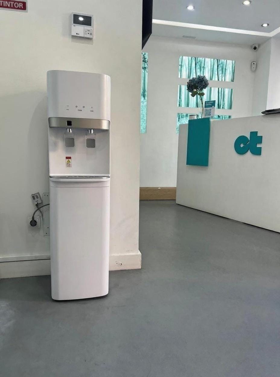 Fuente de agua Prime instalada en la recepcion de Clinica Dental Tafur